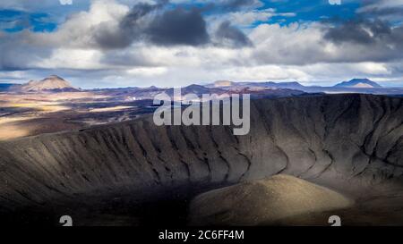 Malerischer Mondlandschaftsblick vom hverfjall Vulkan über das Gebiet von myvatn in island Stockfoto