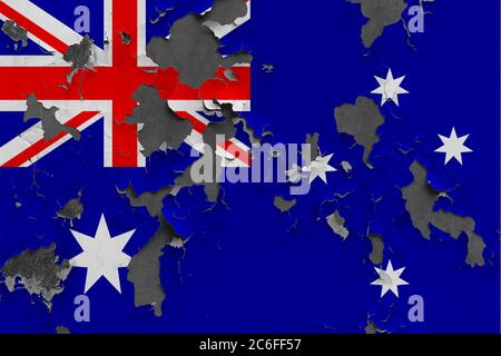 Australien Flagge Nahaufnahme gemalt, beschädigt und schmutzig an der Wand abblätternde Farbe zu sehen Betonoberfläche. Vintage National Konzept. Stockfoto