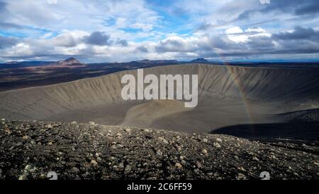 Malerischer Mondlandschaftblick mit Regenbogen vom hverfjall Vulkan bis zum Gebiet von myvatn in island Stockfoto