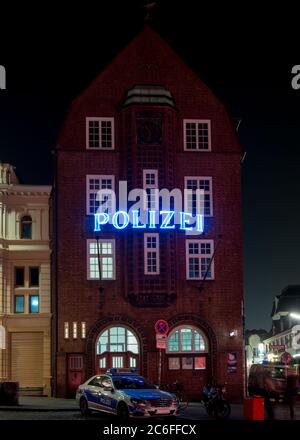 hamburgs berühmteste Polizeistation namens Davidwache mit blauem polizei Neonschild im Rotlichtviertel der reeperbahn bei Nacht, Polizeikommissariat Stockfoto