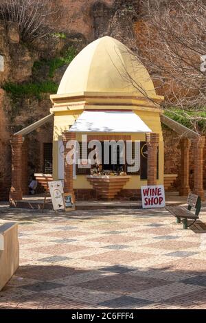 Der Kiosk der Algarve-Weinstraße (Quiosque da Rota dos Vinhos do Algarve), Weinladen Konzession Stand in Largo do Município Silves Portugal Stockfoto