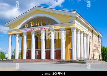 PETROZAWODSK, RUSSLAND - 12. JUNI 2020: Das Gebäude des Musiktheaters der Republik Karelien schließen an einem sonnigen Junitag Stockfoto