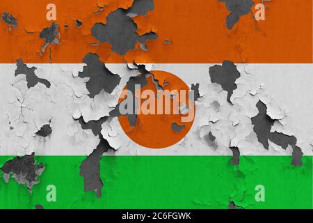 Niger Flagge Nahaufnahme gemalt, beschädigt und schmutzig an der Wand abblätternde Farbe zu sehen Betonoberfläche. Vintage National Konzept. Stockfoto