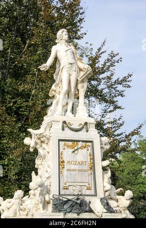 Die Marmorstatue des großen Musikers Wolfgang Amadeus Mozart im Burggarten, Wien, Österreich (Baujahr 1896) Stockfoto