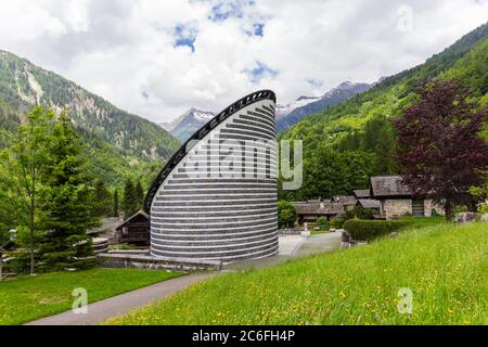 Mogno, Schweiz - 01. Juni 2018: Die Kirche San Giovanni Battista von dem berühmten Architekten Mario Botta, im Maggia-Tal (Val Lavizzara) gebaut Stockfoto