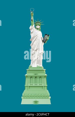 freiheitsstatue mit einer OP-Maske isoliert auf blauem Hintergrund 3d-Illustration Stockfoto