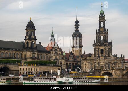 Dresden, Deutschland - 20. Mai 2019: Blick über die Elbe mit einigen Dampfbooten auf die imposanten Barockbauten der Dresdner Altstadt. Stockfoto