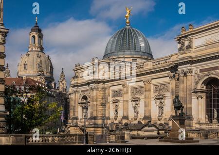 Dresden, 21. Mai 2019: Blick auf die umgebaute Dresdner Frauenkirche und die Dresdner Akademie der Bildenden Künste mit ihrer Glaskuppel Stockfoto