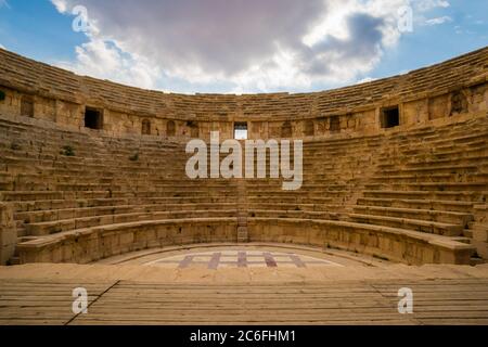 Die Überreste eines antiken Amphitheaters in den Ruinen von Roman Jerash im heutigen Jordanien Stockfoto