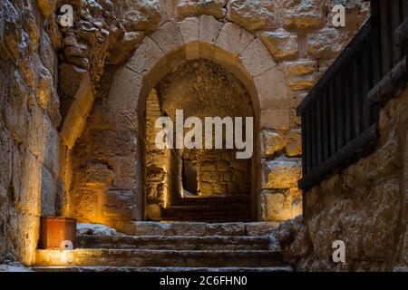 Ein Eingang in das ayyubid Schloss von Ajloun im Norden Jordaniens, erbaut im 12. Jahrhundert. Stockfoto