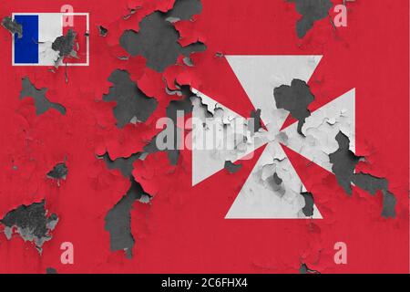 Wallis und Futuna Flagge Nahaufnahme gemalt, beschädigt und schmutzig an der Wand abblätternde Farbe, um Betonoberfläche zu sehen. Vintage National Konzept. Stockfoto