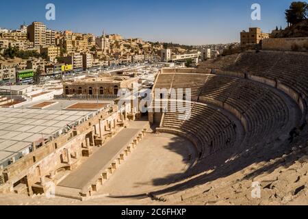 Amman, Jordanien - 2. November 2011: Blick über das bemerkenswerte, gut erhaltene antike römische Theater bis zur Innenstadt von Amman Stockfoto