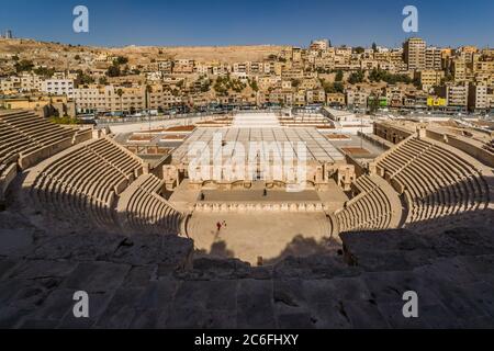 Amman, Jordanien - 2. November 2011: Blick über das antike römische Theater und die Innenstadt von Amman auf den Hügel mit der antiken römischen Zitadelle Stockfoto