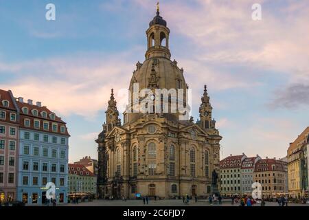 Dresden, Deutschland - 18. Mai 2019: Die umgebaute Dresdner Frauenkirche in der Altstadt zu einem angenehmen Frühlingsabend.