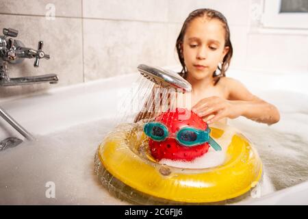 Lustige Kinder Duschen im Hof für einen Sommernachmittag ...