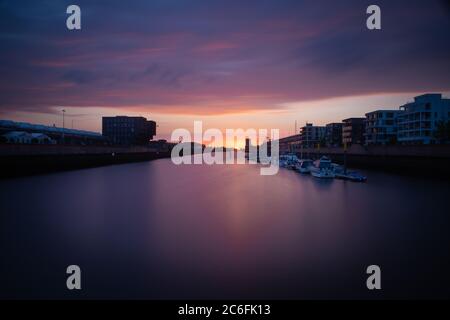 Panorama der Weser in Bremen, Deutschland mit Innenstadt und schönen Wolken bei Sonnenuntergang Stockfoto