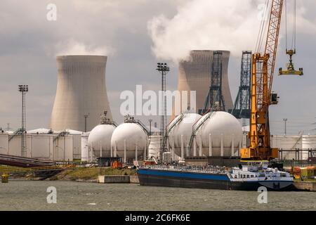 Antwerpen, Belgien - 8. Juni 2019: Blick über einige petrochemische Industrieanlagen im Hafen von Antwerpen zum Kernkraftwerk Doel Stockfoto