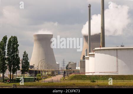 Antwerpen, Belgien - 8. Juni 2019: Blick über einige petrochemische Industrieanlagen im Hafen von Antwerpen zum Kernkraftwerk Doel Stockfoto