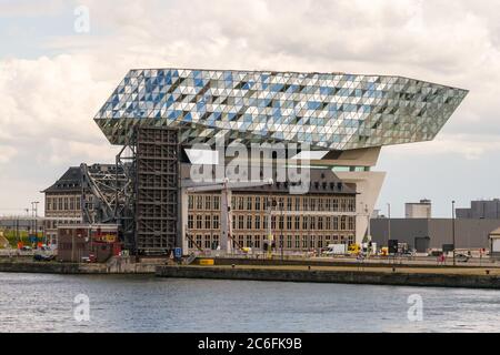 Antwerpen, Belgien - 8. Juni 2019: Blick auf das einzigartige Hafenhaus, Sitz des Hauptbüros der Hafenbehörde, im Hafen von Antwerpen. Stockfoto