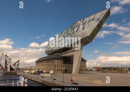 Antwerpen, Belgien - 8. Juni 2019: Blick auf das einzigartige Hafenhaus, Sitz des Hauptbüros der Hafenbehörde, im Hafen von Antwerpen. Stockfoto