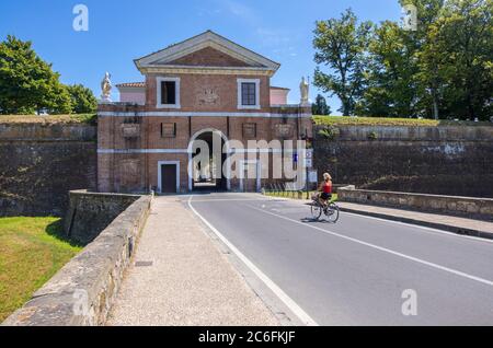 Lucca, Italien - 14. August 2019: Mittelalterliche Umbaumauer von Lucca mit dem San Donato Tor oder Porta San Donato, 17. Jahrhundert. Toskana. Italien Stockfoto