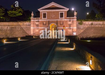 Lucca, Italien - 16. August 2019: Nachtansicht der mittelalterlichen Umbaumauer von Lucca mit dem Tor San Donato oder Porta San Donato, 17. Jahrhundert Stockfoto