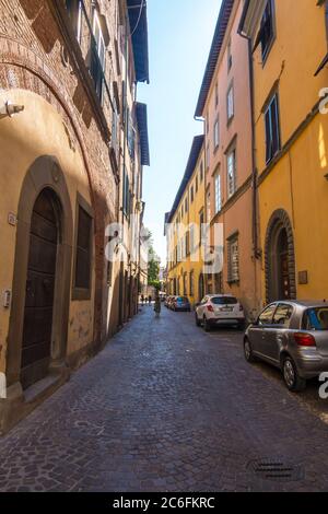 Lucca, Italien - 17. August 2019: Enge Straße im historischen Zentrum von Lucca, Toskana Stockfoto