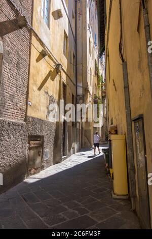 Lucca, Italien - 17. August 2019: Enge Straße im historischen Zentrum von Lucca, Toskana Stockfoto