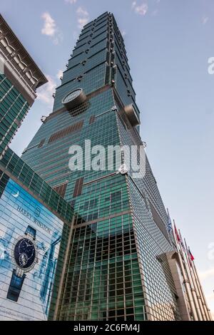 Taipei, Taiwan - 25. Dezember 2018: Ein Blick aus der Nähe auf den unglaublichen 101 Tower in Taiwans Hauptstadt Taipei - ein beeindruckendes Meisterwerk des Ingenieurs Stockfoto