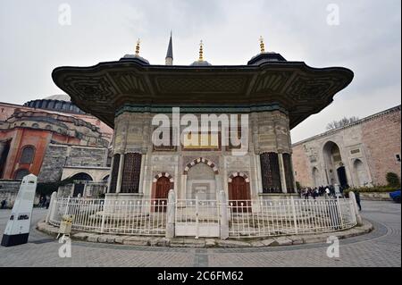 Istanbul, Türkei - 5. Januar 2020: Der Brunnen von Sultan Ahmed III in der Nähe der Hagia Sophia Stockfoto