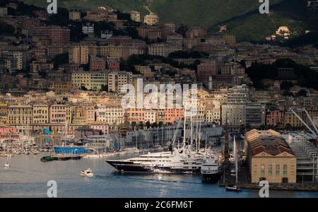 Genua, Italien - 7. September 2019: Blick auf Porto Antico, die historische Altstadt von Genua und ist ein UNESCO-Weltkulturerbe, das in der späten an glänzt Stockfoto