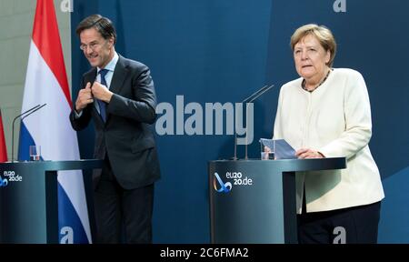 Berlin, Deutschland. Juli 2020. Bundeskanzlerin Angela Merkel (r, CDU) und Mark Rutte, Ministerpräsident der Niederlande, sprechen vor ihrem Treffen im Bundeskanzleramt auf einer Pressekonferenz. Quelle: Bernd von Jutrczenka/dpa Pool/dpa/Alamy Live News Stockfoto