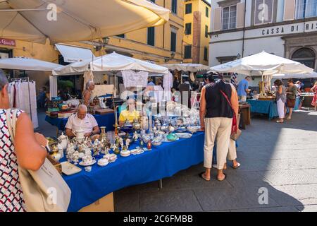 Lucca, Italien - 17. August 2019: Ein Touristen und Einheimische Spaziergang auf dem Flohmarkt im historischen Zentrum von Lucca, Toskana, Italien Stockfoto