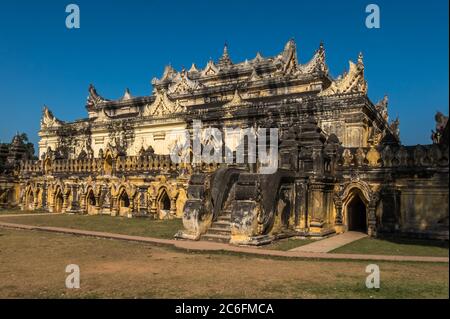 Das zentrale Gebäude des Maha Aungmye Bonzan Klosters in Inwa in der Nähe von Mandalay City Stockfoto