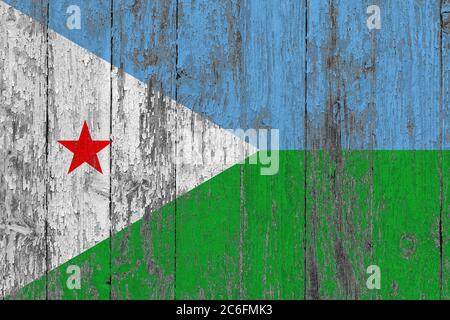 Dschibuti Flagge auf Grunge zerkratzte Holzoberfläche. Nationaler Vintage Hintergrund. Alte Holztisch zerkratzt Flagge Oberfläche. Stockfoto