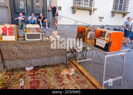 Lucca, Italien - 17. August 2019: Ein Touristen und Einheimische Spaziergang auf dem Flohmarkt im historischen Zentrum von Lucca, Toskana, Italien Stockfoto