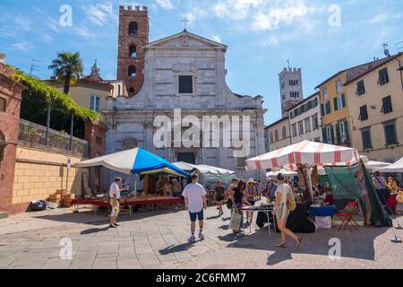 Lucca, Italien - 17. August 2019: Flohmarkt vor der Kirche Chiesa dei Santi Giovanni e Reparata im historischen Zentrum von Lucca, Toskana, Italien Stockfoto