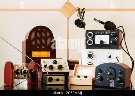 Eine Sammlung von hauseigenen Vintage-Radioempfängern, die von einem Hobbyisten hergestellt wurden Stockfoto