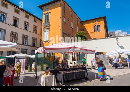 Lucca, Italien - 17. August 2019: Flohmarkt vor der Kirche Chiesa dei Santi Giovanni e Reparata im historischen Zentrum von Lucca, Toskana, Italien Stockfoto