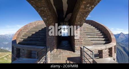 Monte Tamaro, Schweiz - 03. Oktober 2018: Kapelle Santa Maria degli Angeli, entworfen von Mario Botta, auf dem Monte Tamaro im Kanton Tessin, Schweiz Stockfoto