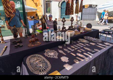 Lucca, Italien - 17. August 2019: Ein Touristen und Einheimische Spaziergang auf dem Flohmarkt im historischen Zentrum von Lucca, Toskana, Italien Stockfoto