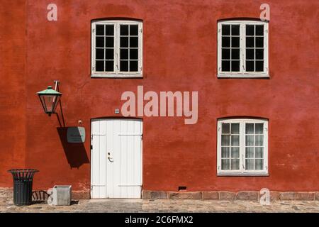 Kopenhagen, Dänemark - 26. Juni 2015: Nahaufnahme einer Kasernenfassade am Kastellet, der gut erhaltenen Zitadelle von Kopenhagen. Stockfoto