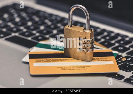 Kreditkarten-Sicherheitskonzept mit Vorhängeschloss auf der Tastatur. Stockfoto