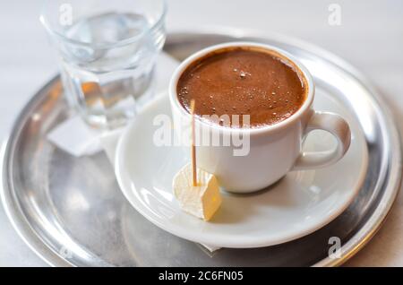 Türkischer Kaffee mit türkischem Genuss auf Metallplatte Stockfoto