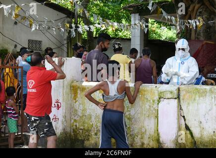 Guwahati, Assam, Indien. Juli 2020. Mitarbeiter des Gesundheitswesens, die Abstrichbestecke für einen Schnelltest auf COVID-19 in einer COVID-19 Hotspot-Zone im Gebiet Pandu von Guwahati sammeln. Das Gebiet von Guwahati in Pandu ist zu einem Hotspot der Covid-19 geworden und viele Fälle wurden von dort aus entdeckt. Stockfoto