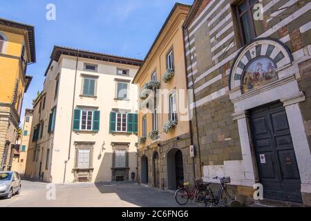 Lucca, Italien - 17. August 2019: Stadtbild im historischen Zentrum von Lucca in der Toskana, Italien Stockfoto