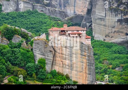 Kloster Meteora Griechenland. Atemberaubende Panorama-Landschaft im Frühling. Blick auf Berge und grünen Wald. UNESCO-Weltkulturerbe-Objekt. Stockfoto