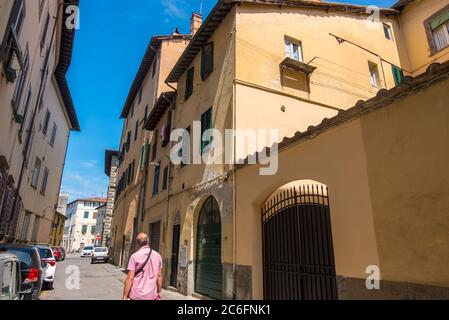 Lucca, Italien - 17. August 2019: Enge Straße im historischen Zentrum von Lucca, Toskana Stockfoto