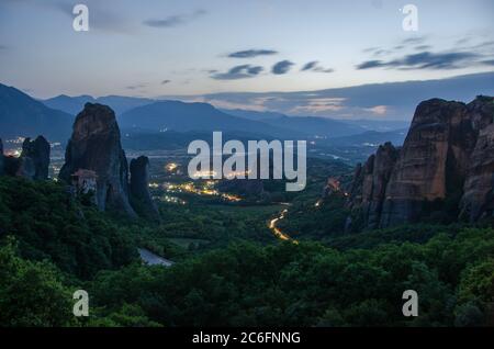 Meteora, Panoramalandschaft nach Sonnenuntergang. Stockfoto