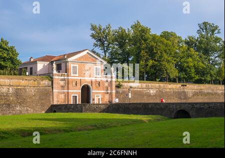 Lucca, Italien - 17. August 2019: Mittelalterliche Umbaumauer von Lucca mit dem San Donato Tor oder Porta San Donato, 17. Jahrhundert. Toskana. Italien Stockfoto